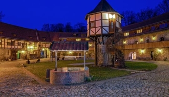 Innenhof bei Nacht