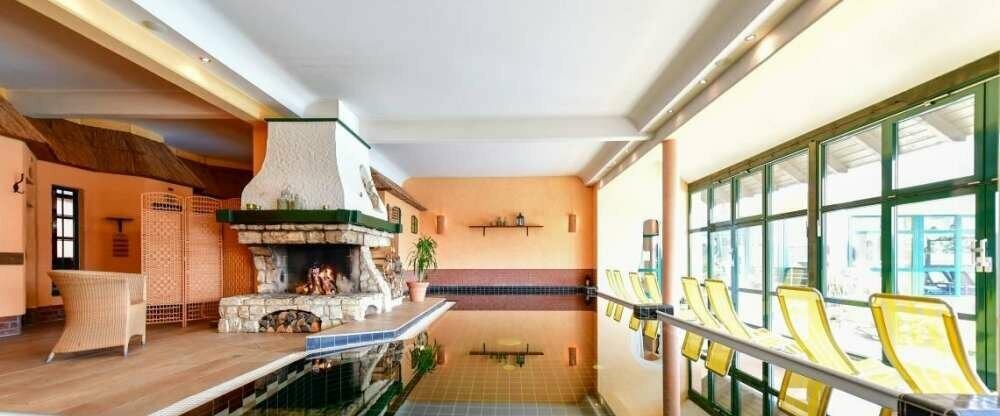 Innenpool im Wellnessbereich