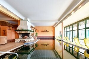 Innenpool im Wellnessbereich