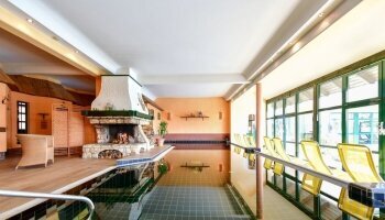 Innenpool im Wellnessbereich
