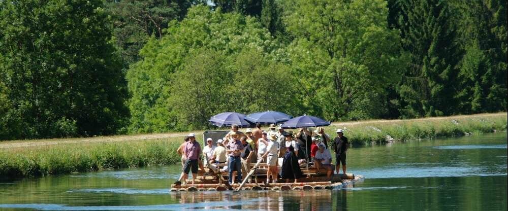 Die wunderschöne Isar fließt direkt hinter unserem Haus. Wir befinden uns am Hochufer, Sie müssen nur 10 Minuten nach unten spazieren durch den wunderschönen Wald. Da unten hören und sehen Sie nur Natur pur!