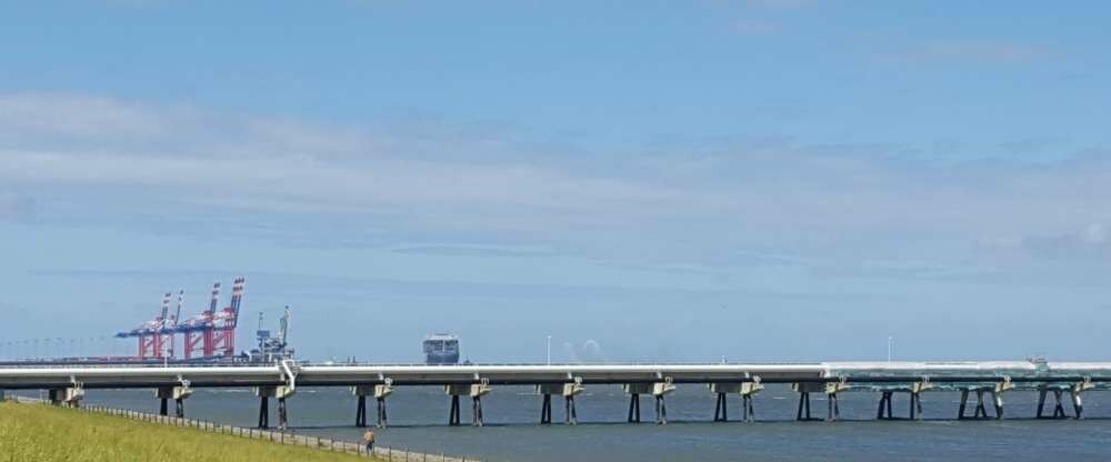 Blick vom Hotel zum JadeWeserPort