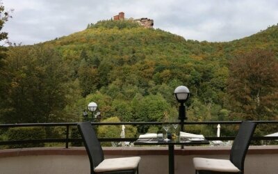 Jugendstilhotel Trifels  - Terrasse mit Trifelsblick