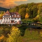 Jugendstilhotel Trifels mit Veranstaltungsraum "Oval Office" auf Stelzen