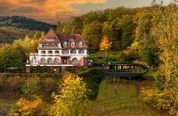 Jugendstilhotel Trifels mit Veranstaltungsraum "Oval Office" auf Stelzen