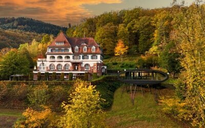 Jugendstilhotel Trifels mit Veranstaltungsraum "Oval Office" auf Stelzen