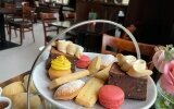 Trifels Afternoon Tea mit frisch gebackenen Scones mit Marmelade und Clotted Cream, Sandwiches und vielen hausgebackenen Leckereien wie Shortbread, Brownies und Macarons. 