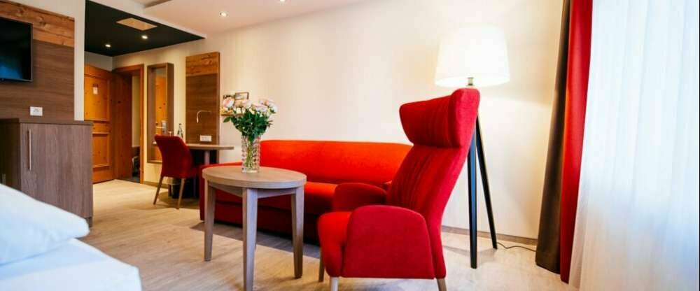 Sie möchten etwas mehr Platz für Ihren Aufenthalt? Dann buchen Sie doch die Junior Suite mit einem Sofa und mehr Raum für schöne Momente. Ein Bild in der extra großen Dusche gibt Ihnen das Gefühl an einem See zu stehen. Lassen Sie sich überraschen!