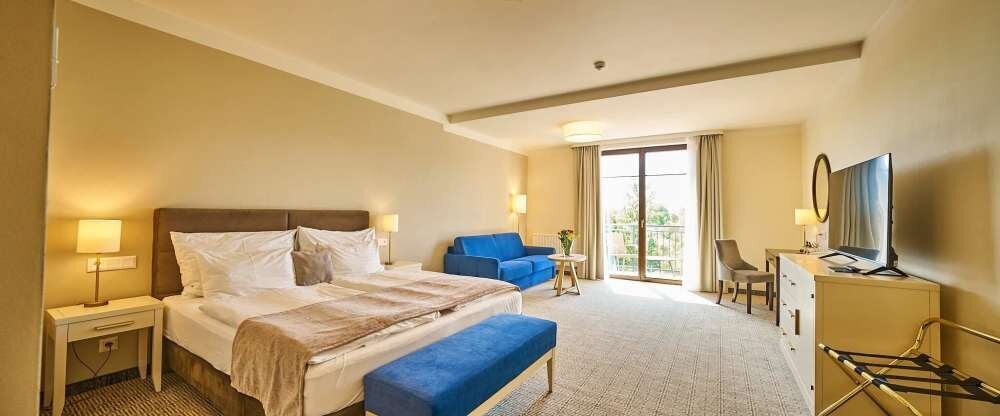 Komfortable Zimmer ca. 29-40 m² groß für bis zu drei Personen mit bequemen Matratzen und luxuriöser Bettwäsche bieten Ihnen die Voraussetzungen für einen außergewöhnlichen Urlaub. Egal, ob Sie auf der Suche nach Abenteuern oder geschäftlich unterwegs sind