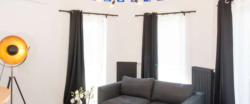 Dieses besonders geräumige Zimmer verfügt über einen Balkon mit Aussicht über die grüne Umgebung, eine Minibar, einen großen Sitzbereich, Sat-TV und ein eigenes Bad mit einer Badewanne.