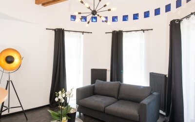 Dieses besonders geräumige Zimmer verfügt über einen Balkon mit Aussicht über die grüne Umgebung, eine Minibar, einen großen Sitzbereich, Sat-TV und ein eigenes Bad mit einer Badewanne.