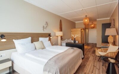 Junior Suiten (7x)
Geräumiger Wohn- und Schlafbereich
Mehr Platz und Komfort
Infrarotkammer mit bis zu 60 Grad
Teilweise mit Sofa oder gemütlicher Sitzecke
Ideal für Paare, die mehr Raum wünschen