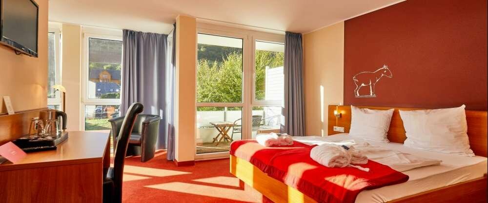 Ausgestattet mit: Safe, Flat-TV, Wireless Lan, Telefon und Schreibtisch. Balkon bzw. Terrasse. Kaffeestation.