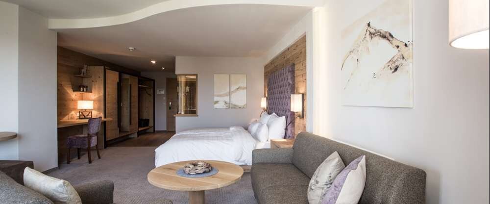 Junior Suite Deluxe mit Balkon Entdecken Sie die großen Junior Suiten im erstklassigen Alpinen Lifestyle, die auf 47 m² Platz für 1 – 6 Personen bieten.