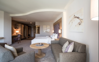 Junior Suite Deluxe mit Balkon Entdecken Sie die großen Junior Suiten im erstklassigen Alpinen Lifestyle, die auf 47 m² Platz für 1 – 6 Personen bieten.