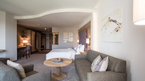 Junior Suite Deluxe mit Balkon
Entdecken Sie die großen Junior Suiten im erstklassigen Alpinen Lifestyle, die auf 47 m² Platz für 1 – 6 Personen bieten.