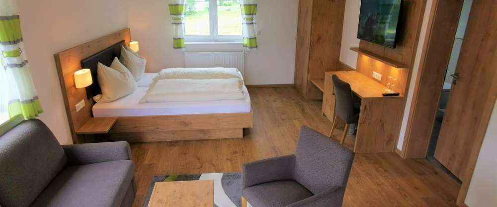 Große, moderne Zimmer mit Balkon, hochwertiger Einrichtung und den gewissen Extras.