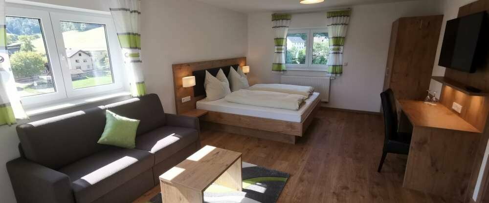 Große, moderne Zimmer mit Balkon, hochwertiger Einrichtung und den gewissen Extras.