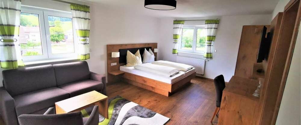 Große, moderne Zimmer mit Balkon, hochwertiger Einrichtung und den gewissen Extras