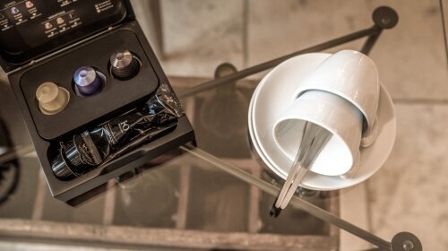 Zimmerausstattung: Kabel-TV im Schlaf- und Wohnbereich, Schreibtisch, separate Kofferablage, Telefon am Schreibtisch, Zimmersafe, Fenster zum Öffnen, Kosmetik- und Ganzkörperspiegel, Haartrockner, freistehende Whirlwanne im Schlafbereich, Nespresso Kaffee
