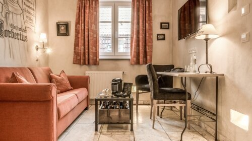Zimmerausstattung: Kabel-TV im Schlaf- und Wohnbereich, Schreibtisch, separate Kofferablage, Telefon am Schreibtisch, Zimmersafe, Fenster zum Öffnen, Kosmetik- und Ganzkörperspiegel, Haartrockner, freistehende Whirlwanne im Schlafbereich, Nespresso Kaffee