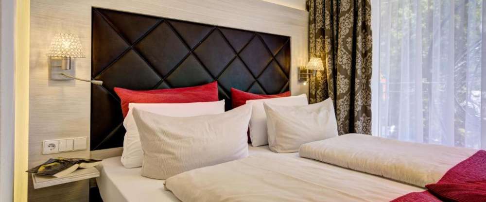 Gehobene Ausstattung, Mit einem Doppelbett mit zwei Matratzen á 90×200 cm., ca. 25 qm, Südseite, Balkon, lichtdurchflutet, Nichtraucher, bodenlange Fenster, komplett neu/zeitgemäß eingerichtet, neues Bad mit Dusche, Haarföhn, Kosmetikspiegel, Radio, Telef