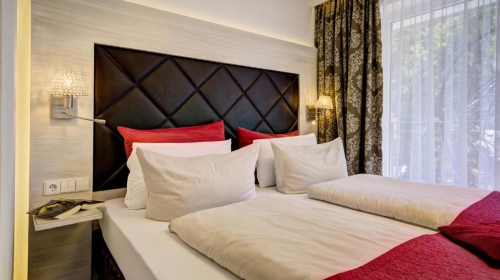 Gehobene Ausstattung, Mit einem Doppelbett mit zwei Matratzen á 90×200 cm., ca. 25 qm, Südseite, Balkon, lichtdurchflutet, Nichtraucher, bodenlange Fenster, komplett neu/zeitgemäß eingerichtet, neues Bad mit Dusche, Haarföhn, Kosmetikspiegel, Radio, Telef