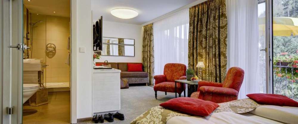 Gehobene Ausstattung, ganz oben, mit Blick auf die Schönmünz, Südseite, Balkon, elektrisches Aussenrollo, lichtdurchflutet, Nichtraucher, bodenlange Fenster, schönes Bad mit Dusche, Haarföhn, Kosmetikspiegel, Radio, Balkon, Telefon, Flat-TV, Kühlschrank, 