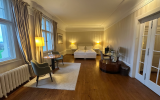 Die großzügige Junior Suite im historischen Schlossgebäude von Schloss Krugsdorf verbindet eleganten Komfort mit einem beeindruckenden Ausblick auf den malerischen Schlosspark und den angrenzenden Golfplatz. Die stilvoll eingerichteten Räume bieten viel P