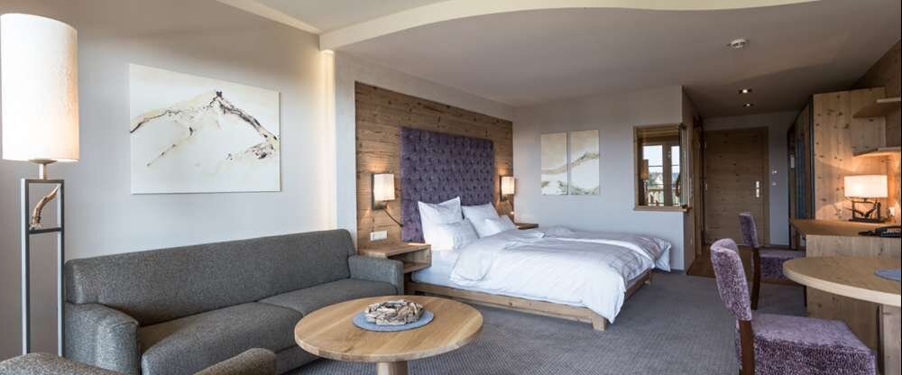 Die elegante Junior Suite Superior mit Balkon im alpinen Lifestyle mit ca. 39 qm bietet Wohlfühlatmosphäre für 1-5 Personen. Die XXL-Regendusche im Badezimmer und der herrliche Blick vom Balkon sind eines der Zimmer-Highlights. 