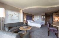 Die elegante Junior Suite Superior mit Balkon im alpinen Lifestyle mit ca. 39 qm bietet Wohlfühlatmosphäre für 1-5 Personen. Die XXL-Regendusche im Badezimmer und der herrliche Blick vom Balkon sind eines der Zimmer-Highlights. 