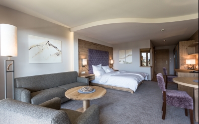 Die elegante Junior Suite Superior mit Balkon im alpinen Lifestyle mit ca. 39 qm bietet Wohlfühlatmosphäre für 1-5 Personen. Die XXL-Regendusche im Badezimmer und der herrliche Blick vom Balkon sind eines der Zimmer-Highlights. 