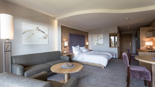 Die elegante Junior Suite Superior mit Balkon im alpinen Lifestyle mit ca. 39 qm bietet Wohlfühlatmosphäre für 1-5 Personen. Die XXL-Regendusche im Badezimmer und der herrliche Blick vom Balkon sind eines der Zimmer-Highlights. 