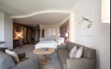 Die elegante Junior Suite Superior mit Balkon im alpinen Lifestyle mit ca. 39 qm bietet Wohlfühlatmosphäre für 1-5 Personen. Die XXL-Regendusche im Badezimmer und der herrliche Blick vom Balkon sind eines der Zimmer-Highlights. 