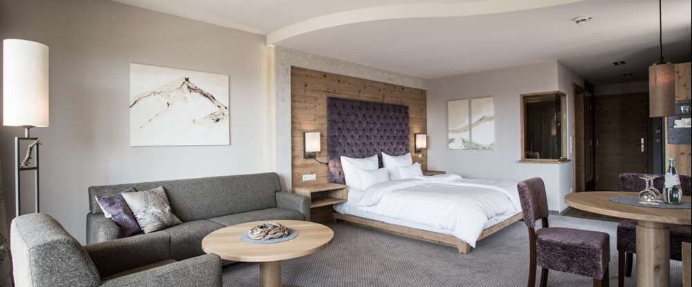 Auf 39 m² erwartet Sie die Junior Suiten Superior aller denkbarer Komfort für 1 – 5 Personen. Edles Interieur mit hochwertigem Holz und stilvollen Details verwandeln die Suite in einen besonderen Rückzugsort. 