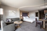 Auf 39 m² erwartet Sie die Junior Suiten Superior aller denkbarer Komfort für 1 – 5 Personen. Edles Interieur mit hochwertigem Holz und stilvollen Details verwandeln die Suite in einen besonderen Rückzugsort. 