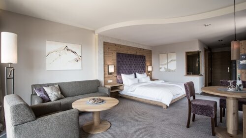 Auf 39 m² erwartet Sie die Junior Suiten Superior aller denkbarer Komfort für 1 – 5 Personen. Edles Interieur mit hochwertigem Holz und stilvollen Details verwandeln die Suite in einen besonderen Rückzugsort. 