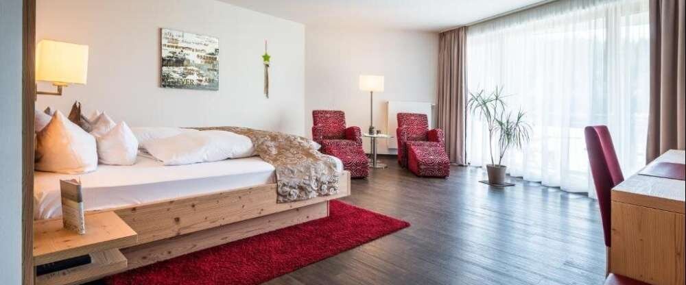 Junior Suite für 2 Personen mit Standard Ausstattung und befindet sich im Haus „Adlerhorst“. Alle Wohlfühlzimmer bieten Ihnen Fön, kuschelige Leihbademäntel sowie Badeslipper, Balkon, Minibar, Telefon, Safe, Radio und Farb-TV mit Satellitenempfang, kosten