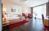Junior Suite für 2 Personen mit Standard Ausstattung und befindet sich im Haus „Adlerhorst“. Alle Wohlfühlzimmer bieten Ihnen Fön, kuschelige Leihbademäntel sowie Badeslipper, Balkon, Minibar, Telefon, Safe, Radio und Farb-TV mit Satellitenempfang, kosten