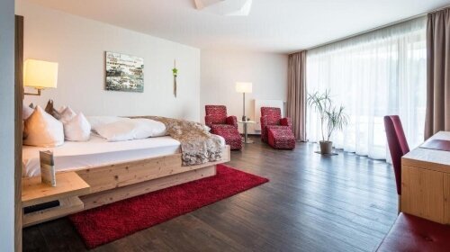 Junior Suite für 2 Personen mit Standard Ausstattung und befindet sich im Haus „Adlerhorst“. Alle Wohlfühlzimmer bieten Ihnen Fön, kuschelige Leihbademäntel sowie Badeslipper, Balkon, Minibar, Telefon, Safe, Radio und Farb-TV mit Satellitenempfang, kosten