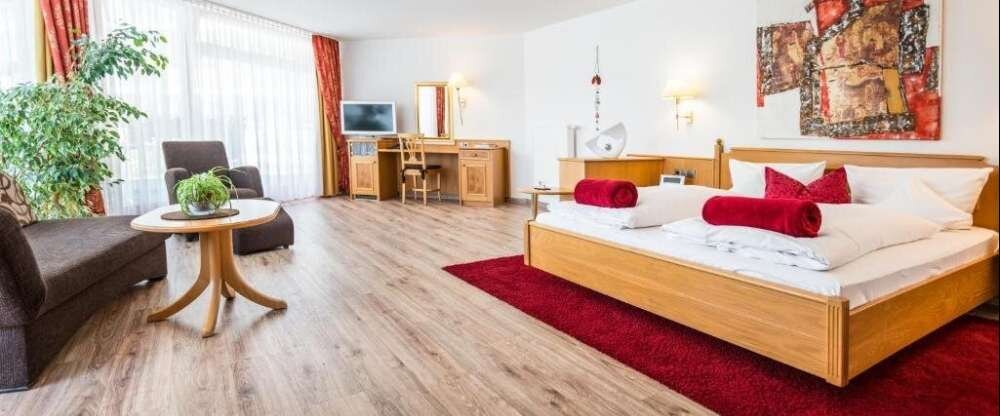 Junior Suite für 2 Personen mit Standard Ausstattung und befindet sich im Haus „Sonnenbühl“. Alle Wohlfühlzimmer bieten Ihnen Fön, kuschelige Leihbademäntel sowie Badeslipper, Balkon, Minibar, Telefon, Safe, Radio und Farb-TV mit Satellitenempfang, kosten