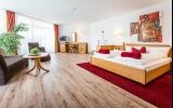 Junior Suite für 2 Personen mit Standard Ausstattung und befindet sich im Haus „Sonnenbühl“. Alle Wohlfühlzimmer bieten Ihnen Fön, kuschelige Leihbademäntel sowie Badeslipper, Balkon, Minibar, Telefon, Safe, Radio und Farb-TV mit Satellitenempfang, kosten