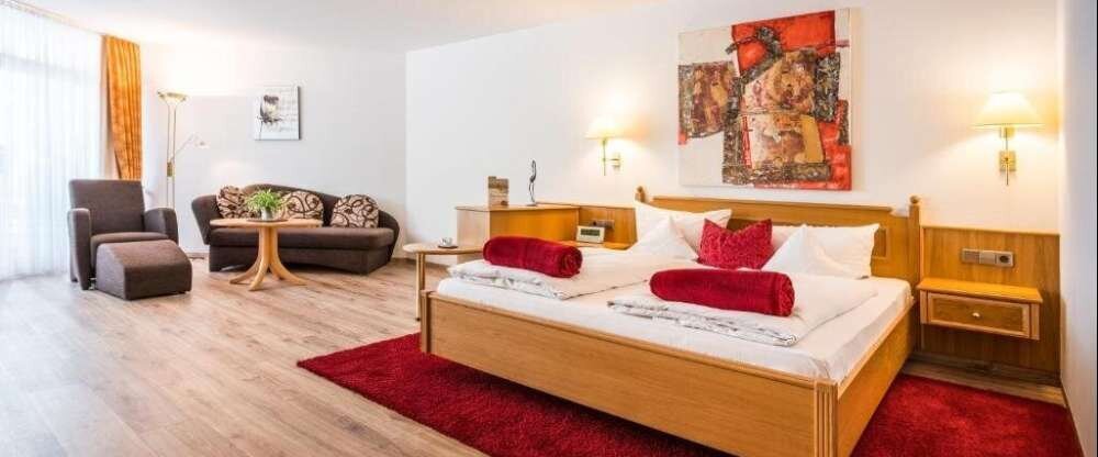 Junior Suite für 2 Personen mit Standard Ausstattung und befindet sich im Haus „Sonnenbühl“. Alle Wohlfühlzimmer bieten Ihnen Fön, kuschelige Leihbademäntel sowie Badeslipper, Balkon, Minibar, Telefon, Safe, Radio und Farb-TV mit Satellitenempfang, kosten