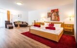 Junior Suite für 2 Personen mit Standard Ausstattung und befindet sich im Haus „Sonnenbühl“. Alle Wohlfühlzimmer bieten Ihnen Fön, kuschelige Leihbademäntel sowie Badeslipper, Balkon, Minibar, Telefon, Safe, Radio und Farb-TV mit Satellitenempfang, kosten