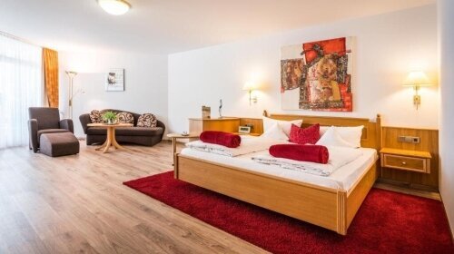 Junior Suite für 2 Personen mit Standard Ausstattung und befindet sich im Haus „Sonnenbühl“. Alle Wohlfühlzimmer bieten Ihnen Fön, kuschelige Leihbademäntel sowie Badeslipper, Balkon, Minibar, Telefon, Safe, Radio und Farb-TV mit Satellitenempfang, kosten