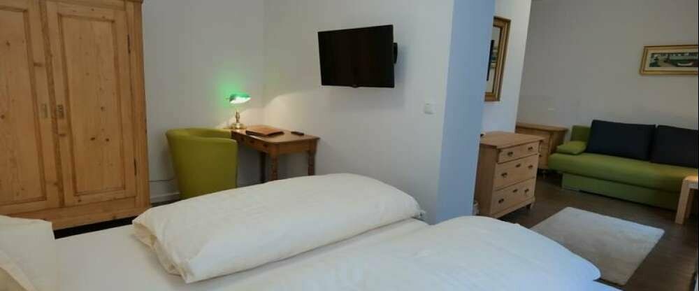 Im ersten Stock haben wir einen Juniorsuite mit getrennten Sitz- und Aufenthaltsraum welche aber auch aufgebettet werden kann für bis zu 2 Kindern. Die beiden Räumen sind miteinander verbunden und können nur mit einem Vorhang getrennt werden.