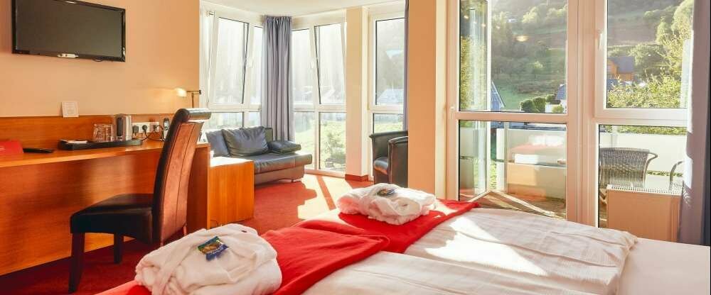 Ausgestattet mit: Safe, Flat-TV, Wireless Lan, Telefon und Schreibtisch. Balkon bzw. Terrasse. Kaffeestation.