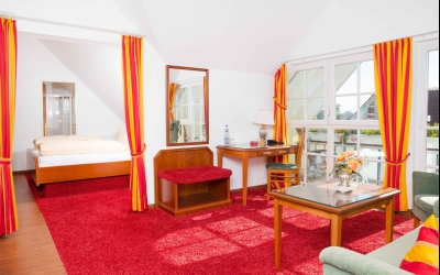 Juniorsuite mit einer Größe von ca. 35 m² mit Balkon und seitlicher Seeseite