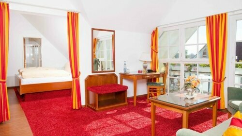 Juniorsuite mit einer Größe von ca. 35 m² mit Balkon und seitlicher Seeseite