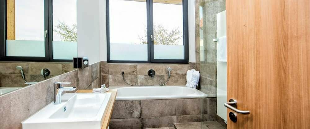 Badzimmer mit Badewannd, Dusche seperat und großem Fenster